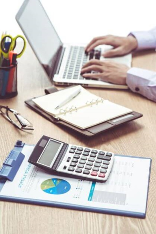 Si hereda un plan de pensiones y  lo cobra no debe tributar por él en el IS sino que debe declararlo en el IRPF 